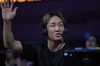 　スタンドに手を振る朝倉未来ＣＥＯ（撮影・中田匡峻）