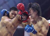 　ＮＡＯ（左）と打ち合う細川一颯（撮影・中田匡峻）