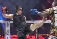 　ＳＡＴＯＲＵ（右）に蹴りを入れる溝口勇児ＣＯＯ（撮影・中田匡峻）