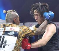 　ＳＡＴＯＲＵ（左）からパンチをもらう溝口勇児ＣＯＯ（撮影・中田匡峻）