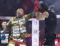 　溝口勇児ＣＯＯ（右）を攻めるＳＡＴＯＲＵ（撮影・中田匡峻）