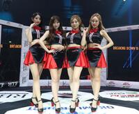 　４代目ブレイキングガールを務める（左から）蒼水天彩、日南まみ、ＫＹＯＮ、ＨＡＲＵＫＡ（撮影・中田匡峻）