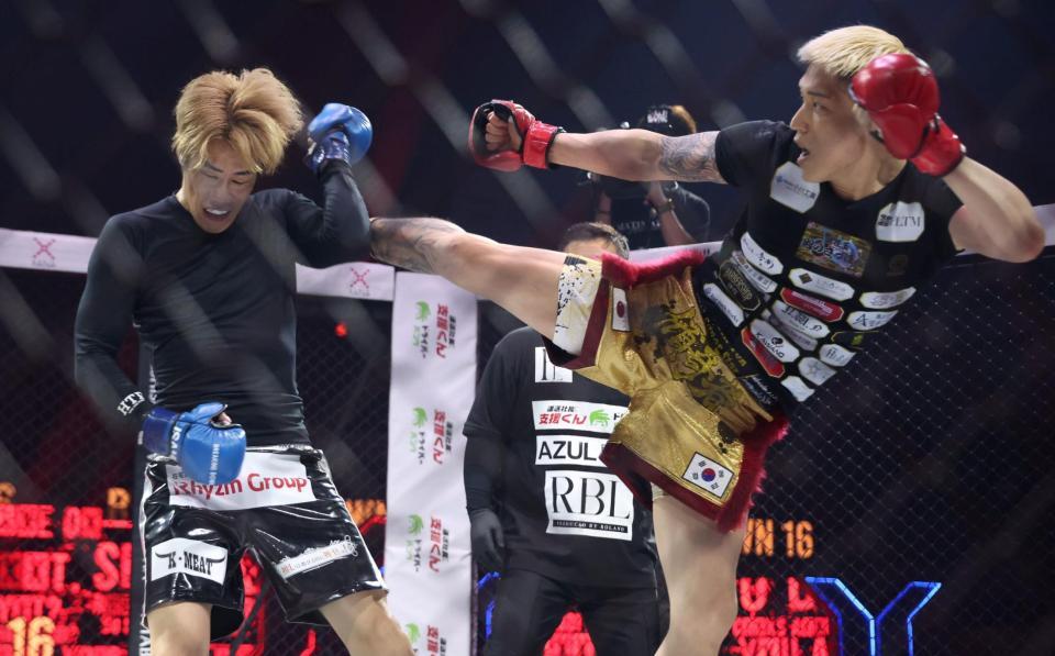 　傾奇者（右）の蹴りを防ぐしょーた（撮影・中田匡峻）