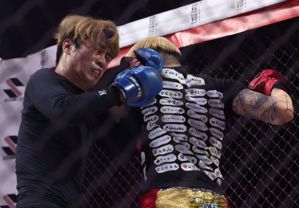 　傾奇者（右）を攻めるしょーた（撮影・中田匡峻）