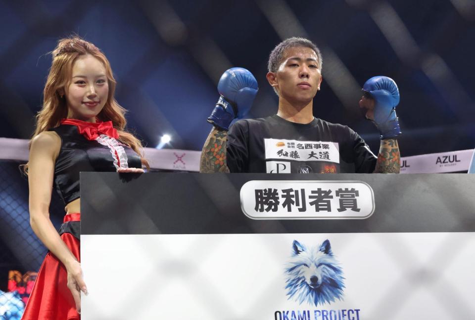 　ＬＡＲＧＥ　ＨＩＧＨに勝利した富永啓悟。左はブレイキングガールのＨＡＲＵＫＡ（撮影・中田匡峻）