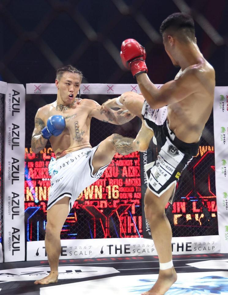 　竜（右）に蹴りを見舞うｓａｋｋｋｉ（撮影・中田匡峻）