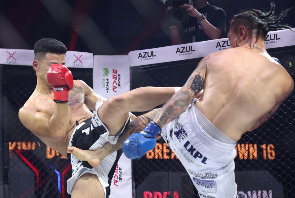 　ｓａｋｋｋｉ（右）の蹴りが竜の股間に直撃する（撮影・中田匡峻）