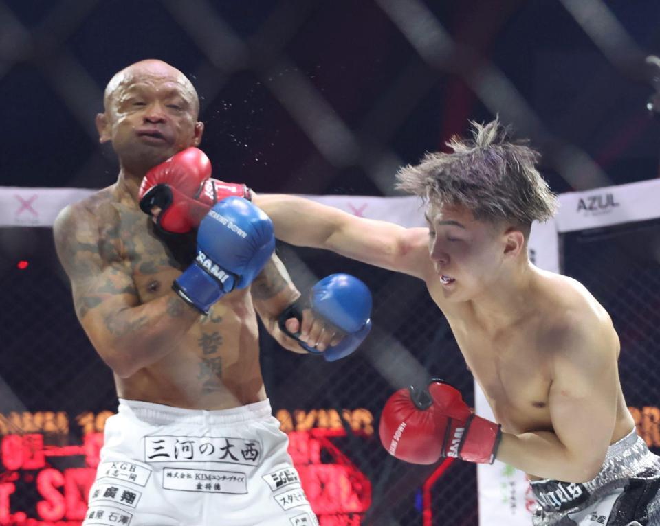 　内藤裕（左）に右ストレートを打ち込むレオ（撮影・中田匡峻）