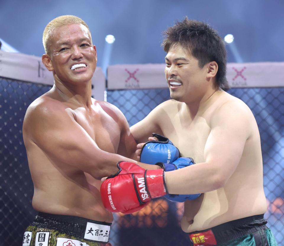 　アンディ南野（左）にＫＯ勝ちしたてる（撮影・中田匡峻）