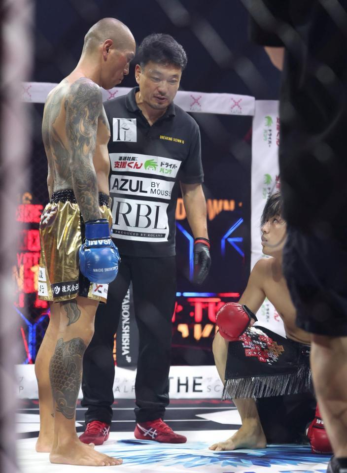 　野田蒼（右）とにらみ合う村田将一（撮影・中田匡峻）