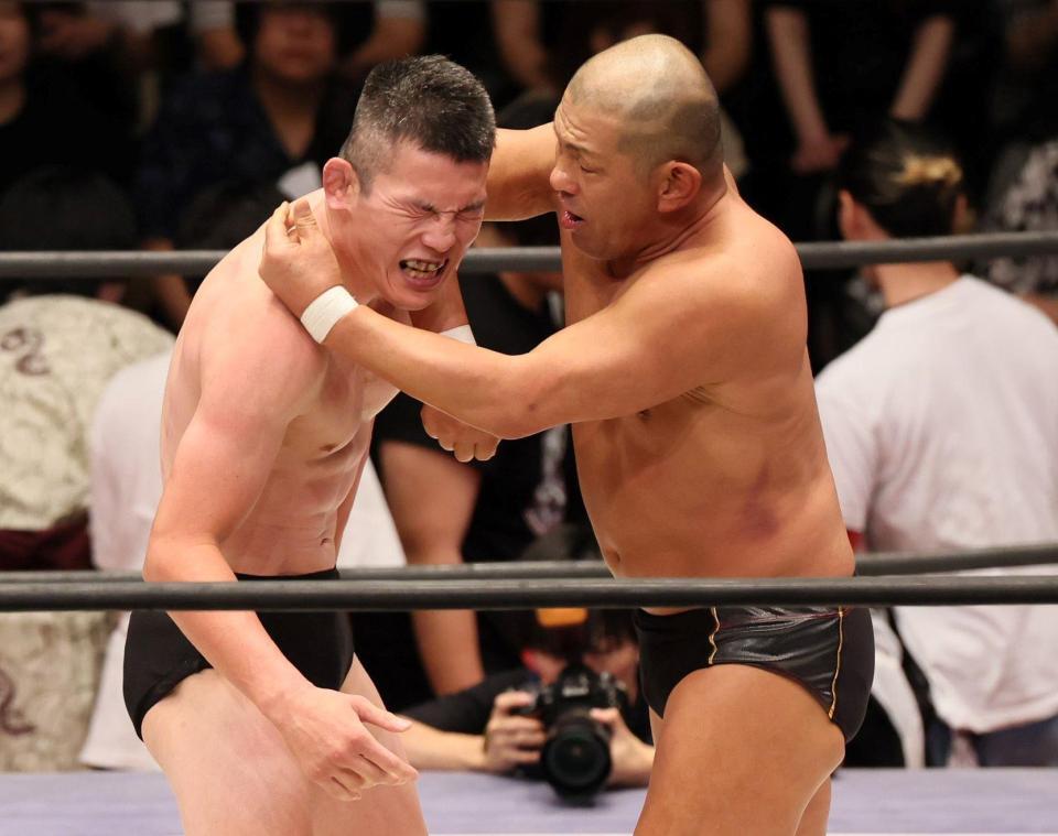 　青木真也を攻める鈴木みのる（右）＝撮影・石井剣太郎