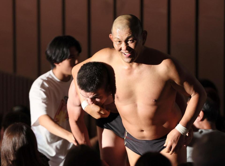 　青木真也を観客席に連れ出す鈴木みのる（撮影・石井剣太郎）