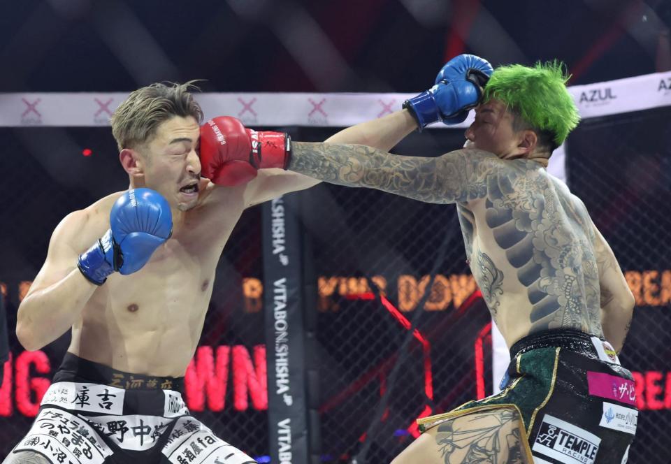 　シェンロン（右）と打ち合うＫＩＮＧカズ（撮影・中田匡峻）