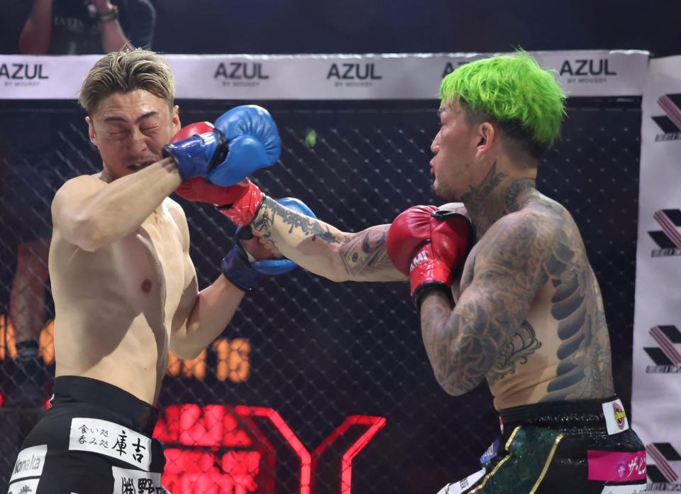 　ＫＩＮＧカズ（左）に打ち込むシェンロン（撮影・中田匡峻）