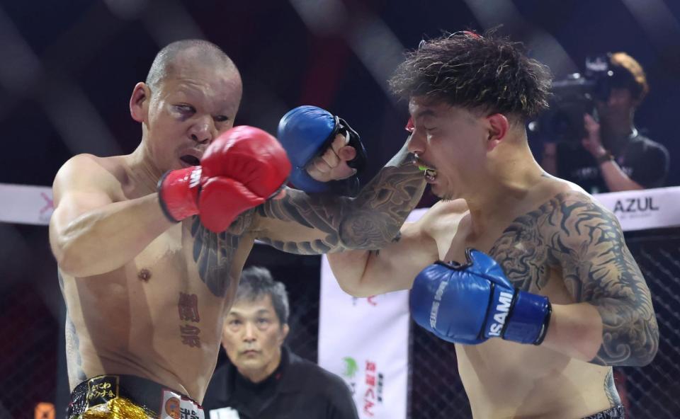 　２８３ａｋａ我武者羅（右）と打ち合うダイスケ（撮影・中田匡峻）