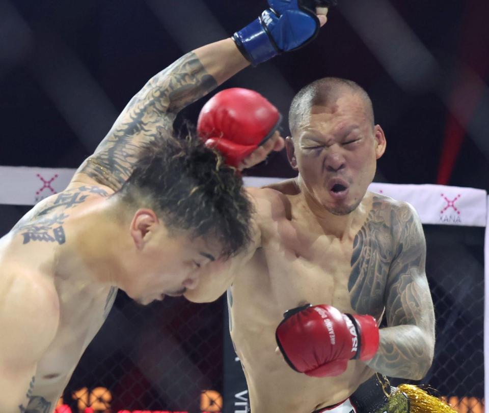 　２８３ａｋａ我武者羅（手前）に打ち込むダイスケ（撮影・中田匡峻）