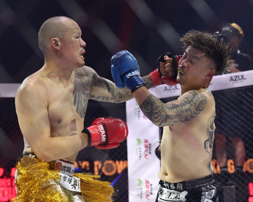 　２８３ａｋａ我武者羅に左ストレートをかますダイスケ（撮影・中田匡峻）