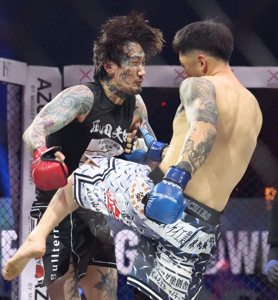 　貴ａｋａ悪魔王子（右）に蹴り、パンチを同時に入れられる瓜田純士（撮影・中田匡峻）