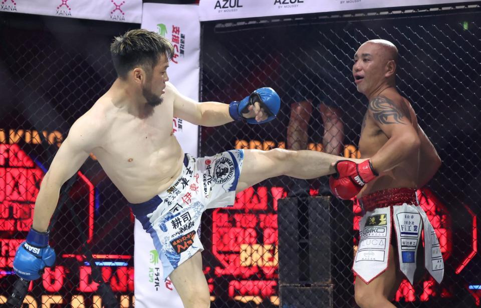 　ヒロ三河（左）の足をつかむサップ西成（撮影・中田匡峻）