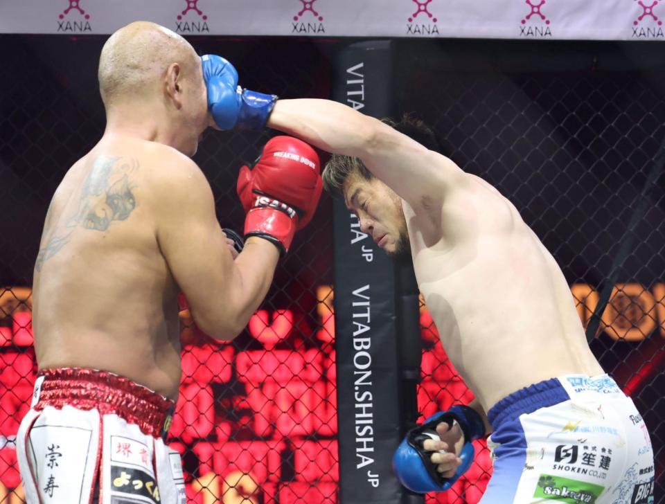 　サップ西成（左）の顔面に打ち込むヒロ三河（撮影・中田匡峻）