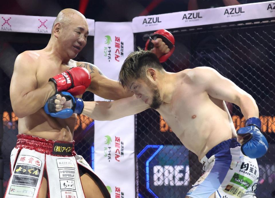 　打ち合うサップ西成（左）とヒロ三河（撮影・中田匡峻）