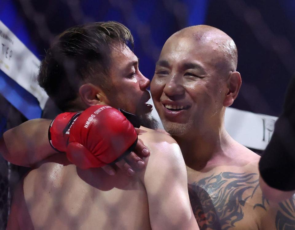 　ヒロ三河（左）に敗れたが、健闘をたたえ合うサップ西成（撮影・中田匡峻）