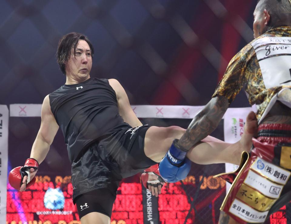 　ＳＡＴＯＲＵ（右）に蹴りを入れる溝口勇児ＣＯＯ（撮影・中田匡峻）