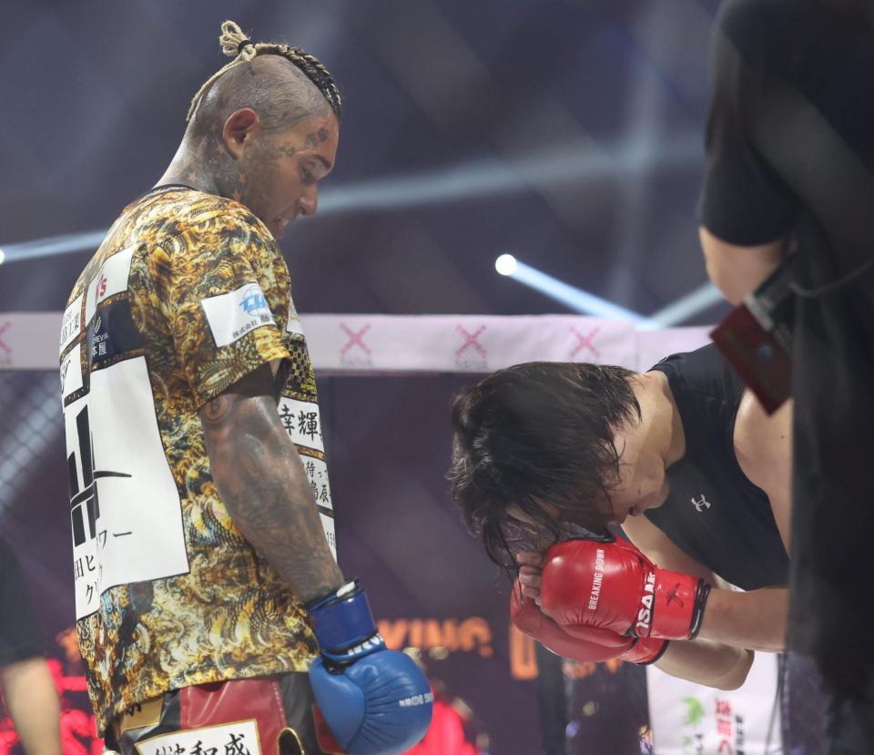 　ＳＡＴＯＲＵ（左）は溝口勇児ＣＯＯに敗れる（撮影・中田匡峻）