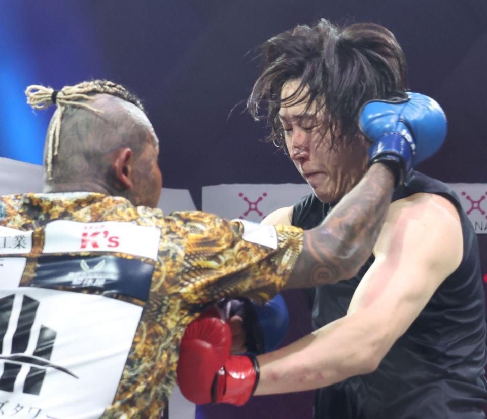 　ＳＡＴＯＲＵ（左）からパンチをもらう溝口勇児ＣＯＯ（撮影・中田匡峻）