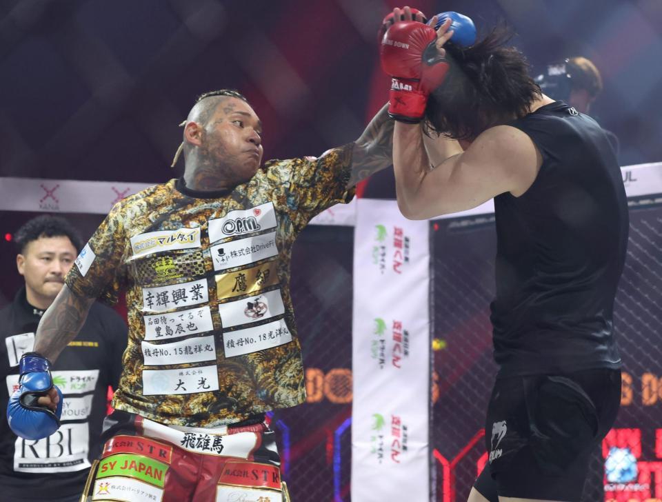 　溝口勇児ＣＯＯ（右）を攻めるＳＡＴＯＲＵ（撮影・中田匡峻）