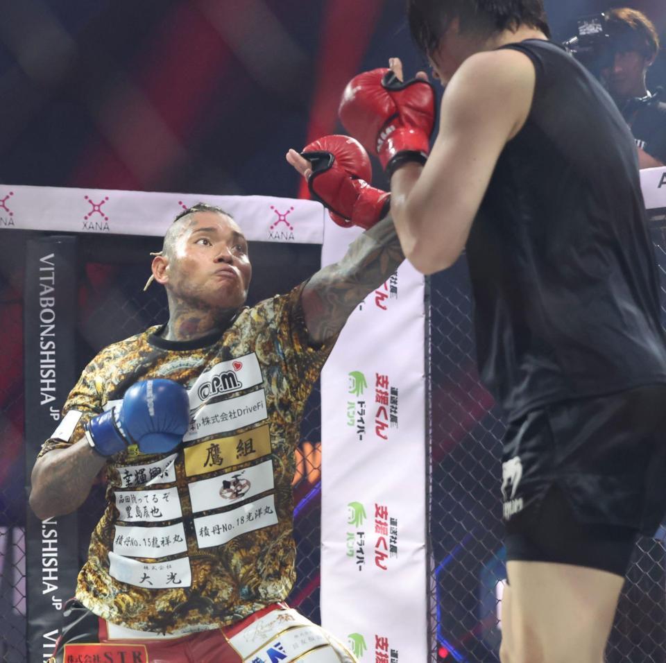 　溝口勇児ＣＯＯ（右）を攻めるＳＡＴＯＲＵ（撮影・中田匡峻）