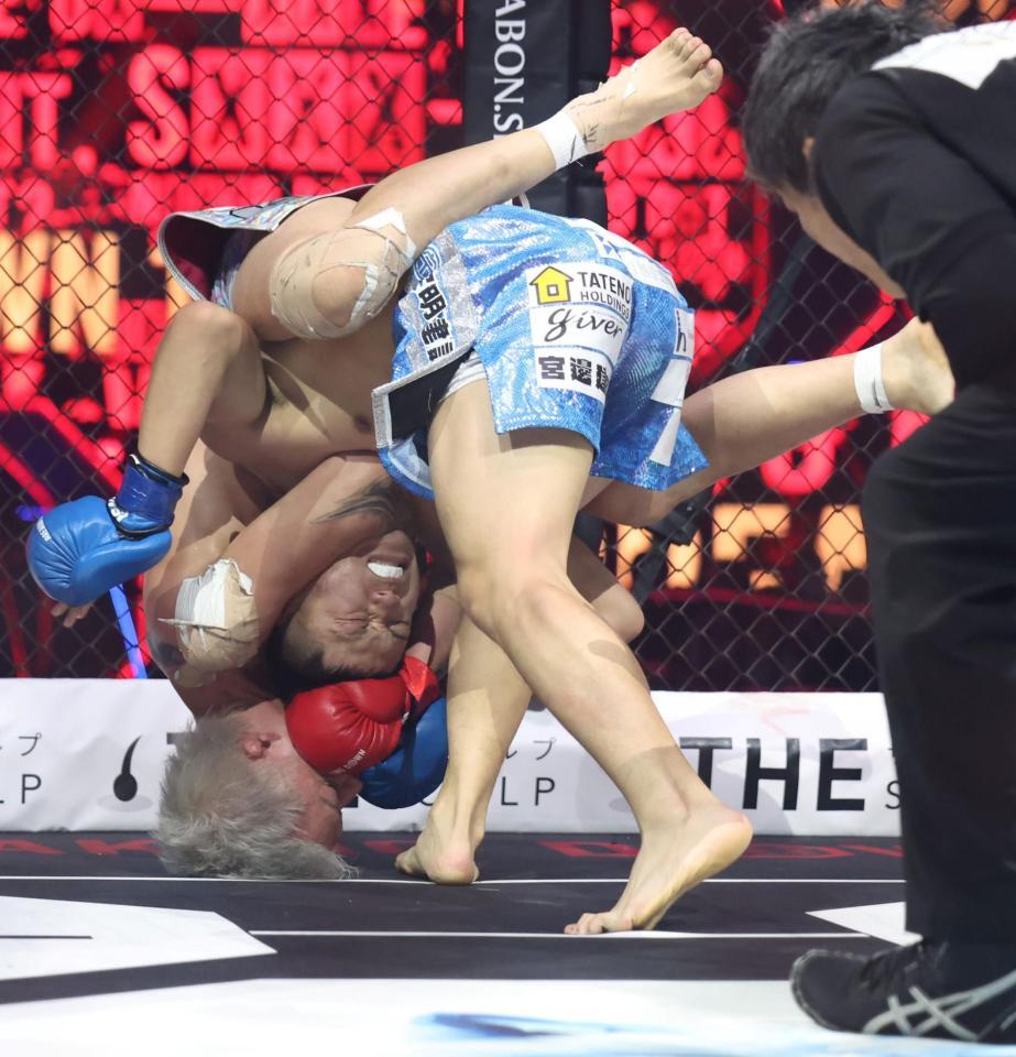 　秋元優志（手前）を捕まえるジョリー（撮影・中田匡峻）