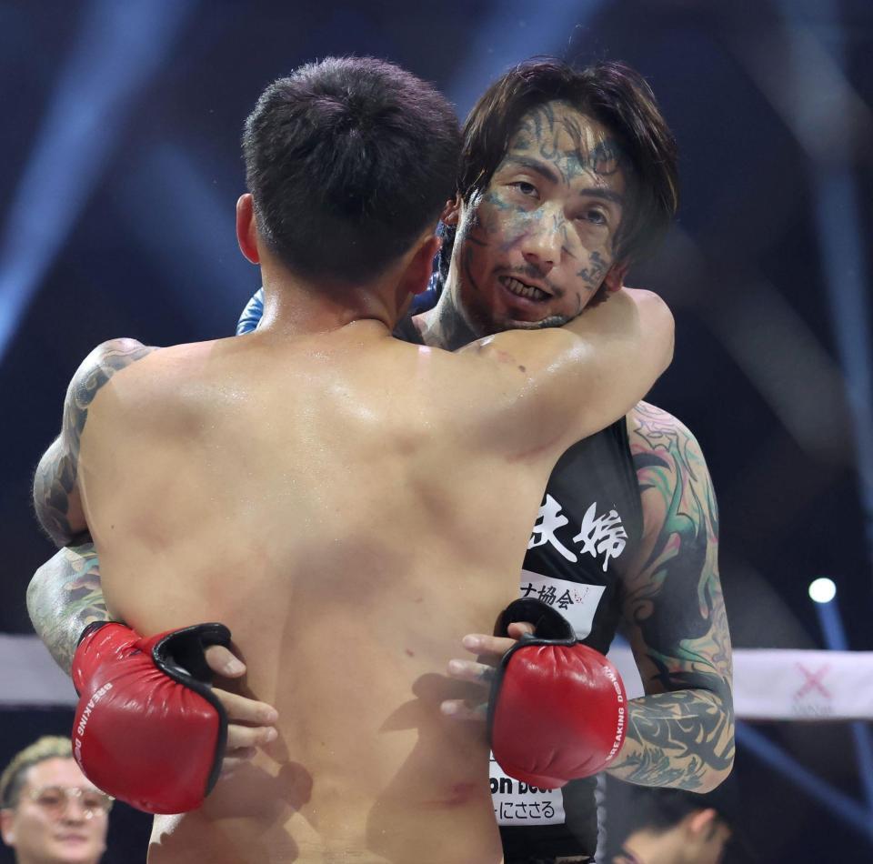 　貴ａｋａ悪魔王子（手前）と健闘をたたえ合う瓜田純士（撮影・中田匡峻）