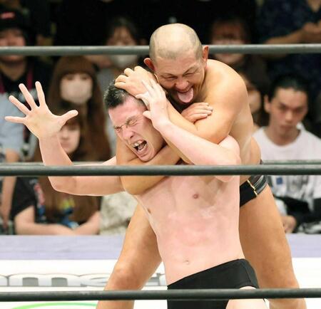 　青木真也（手前）を攻める鈴木みのる（撮影・石井剣太郎）