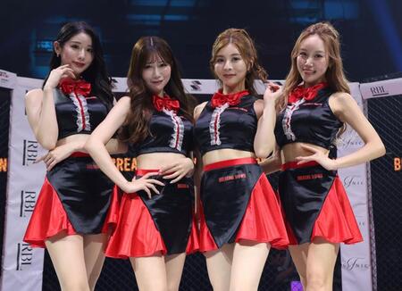 　４代目ブレイキングガールを務める（左から）蒼水天彩、日南まみ、ＫＹＯＮ、ＨＡＲＵＫＡ（撮影・中田匡峻）