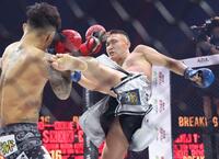 　関谷勇次郎（左）を攻める江田雄一（撮影・中田匡峻）