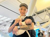 　息子を抱く亀田京之介