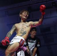 　モギに勝利し、喜ぶシモミシュラン。奥はよしきまる＝１３日