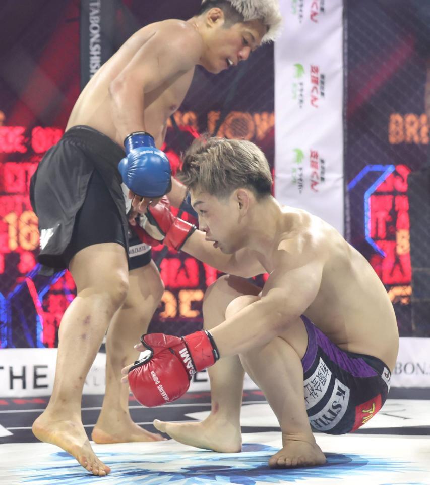 　赤田功輝（左）に敗れた西谷大成（撮影・中田匡峻）