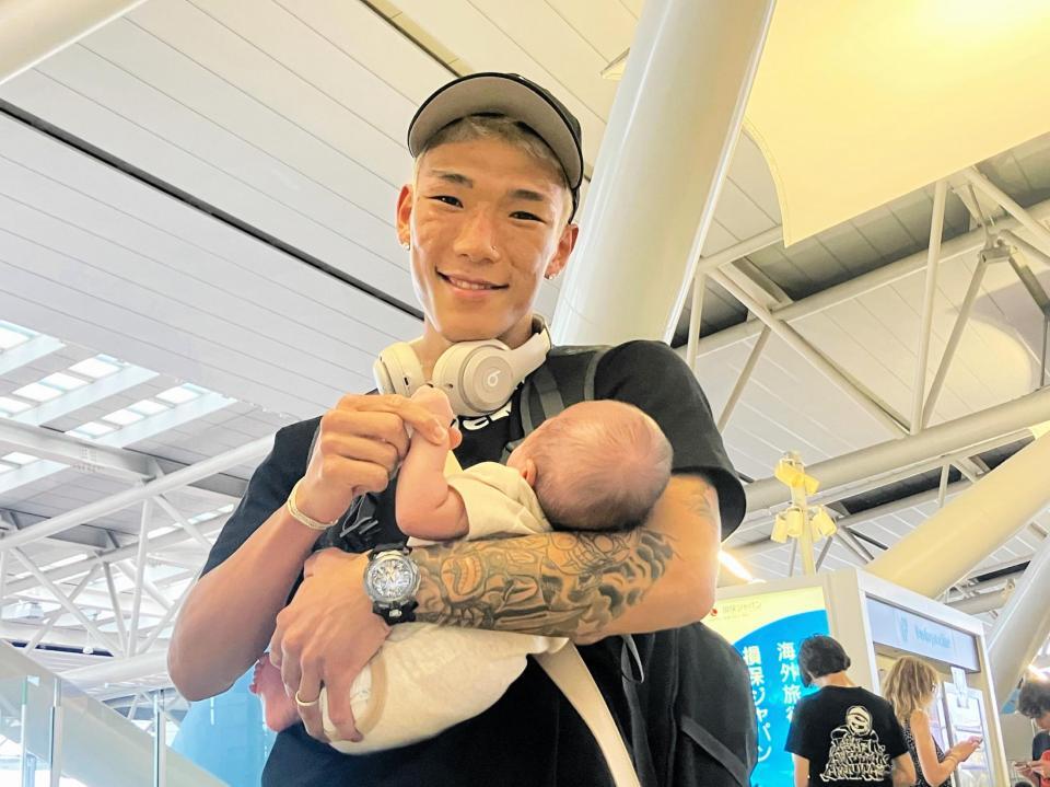 　息子を抱く亀田京之介