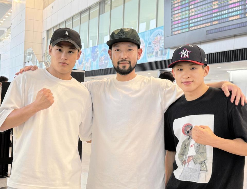 　プロ２連勝を飾り帰国した堤麗斗（右端）と、サポートした兄・駿斗（左）、志成ジムの佐々木修平会長