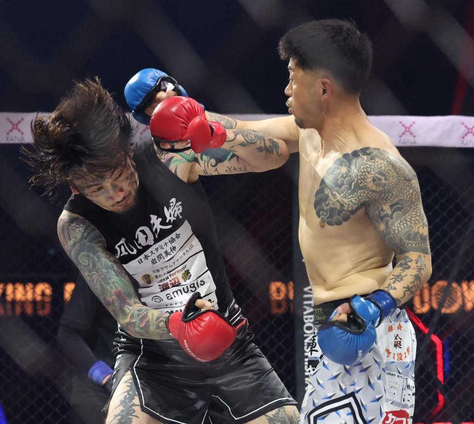 　貴ａｋａ悪魔王子（右）に攻められる瓜田純士＝１３日