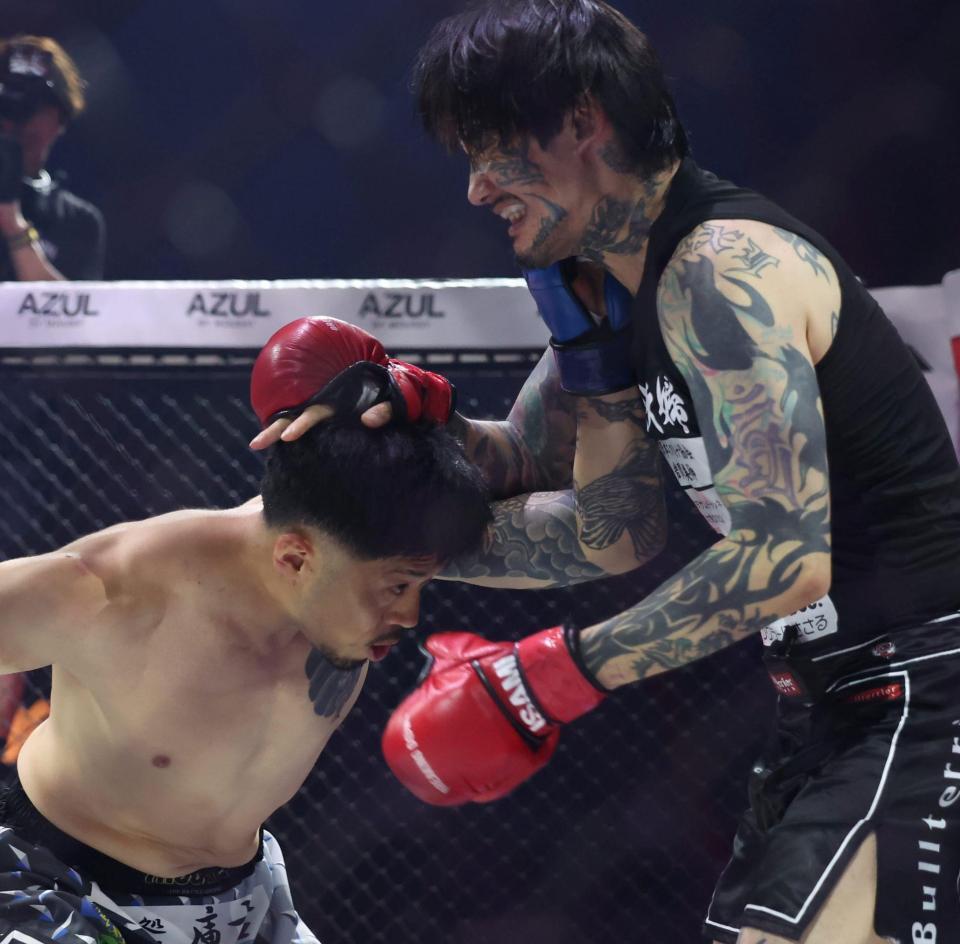 　貴ａｋａ悪魔王子（左）にアッパーをかまされる瓜田純士＝１３日