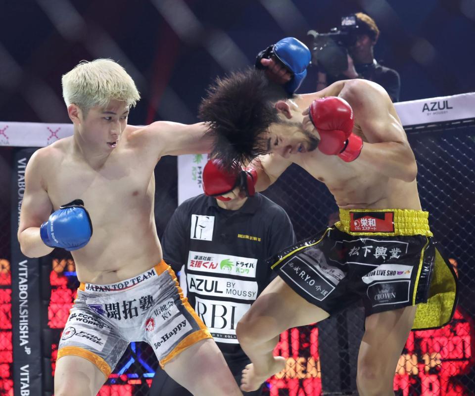 　よしきまる（右）と激しい攻防を見せる竹見浩史郎＝１３日