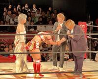 　来場したクラッシュギャルズの（右から）長与千種、ライオネス飛鳥の前で継承を誓ったＳａｒｅｅｅ（左から２人目）、彩羽匠（左端）