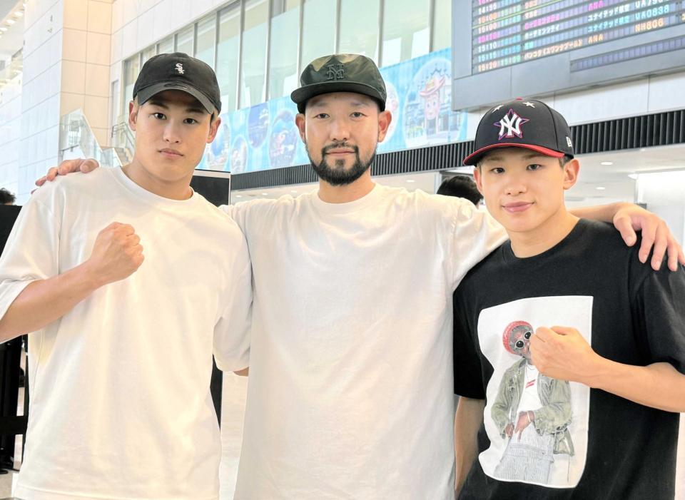 　帰国した（右から）堤麗斗、佐々木会長、兄・駿斗（撮影・藤川資野）