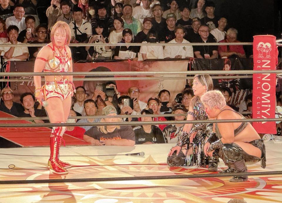 　自身の自主興行でスターダムの上谷沙弥（右から２人目）＆刀羅ナツコ（右端）から白星を挙げてマイクを握るＳａｒｅｅｅ