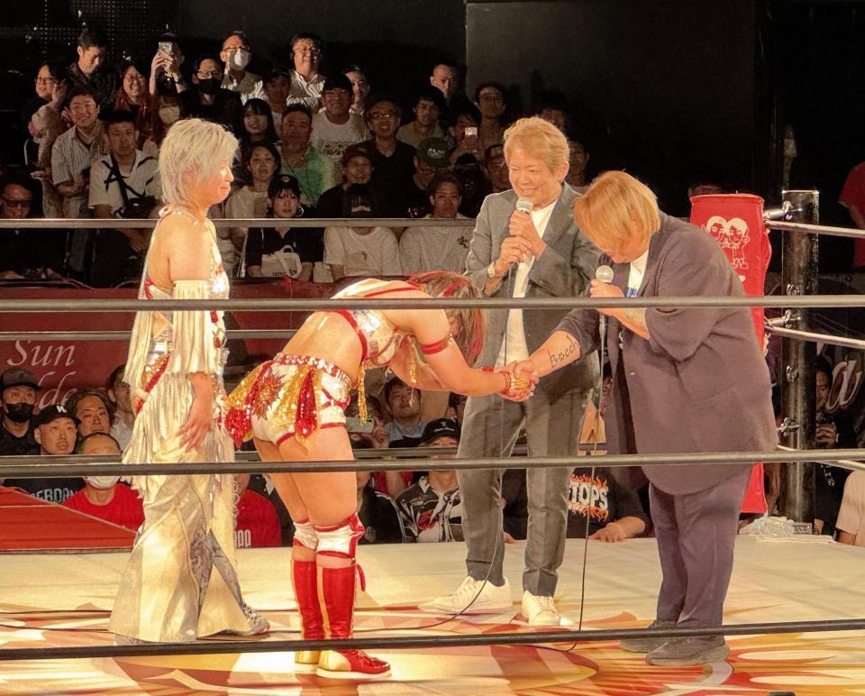 　来場したクラッシュギャルズの（右から）長与千種、ライオネス飛鳥の前で継承を誓ったＳａｒｅｅｅ（左から２人目）、彩羽匠（左端）