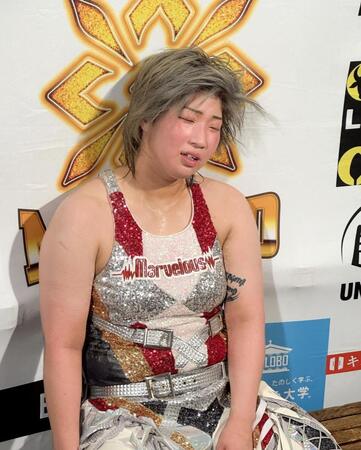 　互いのベルトを懸けた２冠戦で両者ＫＯのドロー決着となり、バックステージでコメントする彩羽匠