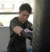 　サンドバッグに右ストレートを打ち込む寺地拳四朗（撮影・持木克友）